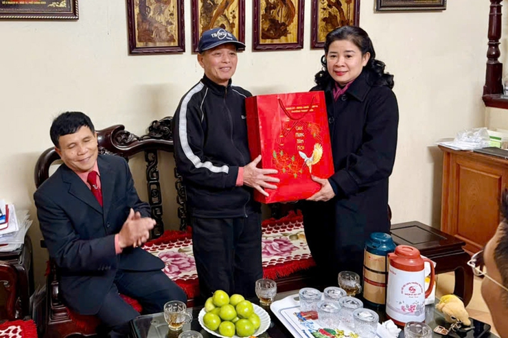 Phường Thanh Xuân: Ấm áp nghĩa tình thăm hỏi gia đình chính sách gương mẫu dịp Tết Bính Ngọ- Ảnh 1.