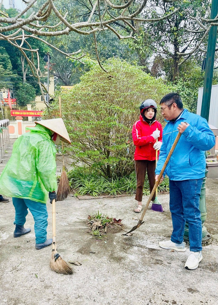 Nam Phù: Ra quân tổng vệ sinh môi trường - lan toả khí thế thi đua chào mừng thành công Đại hội XIV của Đảng- Ảnh 2.
