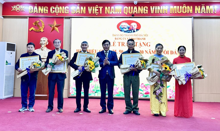 Đảng bộ xã Đại Thanh trao tặng 45 huy hiệu đảng đợt 3/2/2026- Ảnh 6.