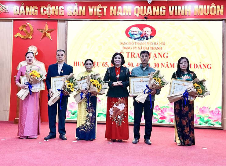 Đảng bộ xã Đại Thanh trao tặng 45 huy hiệu đảng đợt 3/2/2026- Ảnh 7.