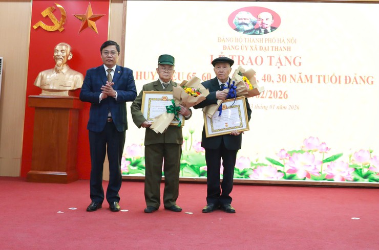 Đảng bộ xã Đại Thanh trao tặng 45 huy hiệu đảng đợt 3/2/2026- Ảnh 1.