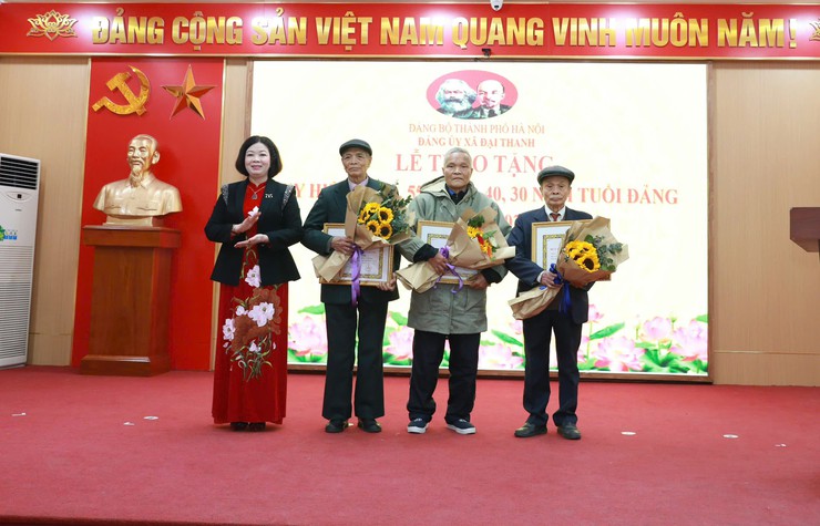 Đảng bộ xã Đại Thanh trao tặng 45 huy hiệu đảng đợt 3/2/2026- Ảnh 2.