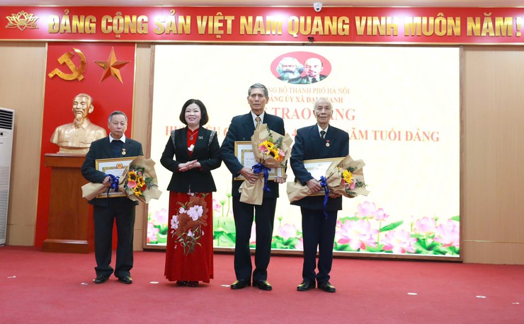 Đảng bộ xã Đại Thanh trao tặng 45 huy hiệu đảng đợt 3/2/2026- Ảnh 4.