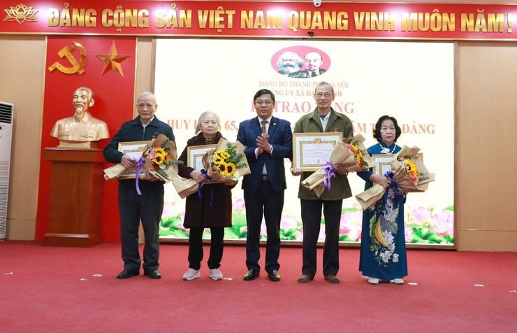 Đảng bộ xã Đại Thanh trao tặng 45 huy hiệu đảng đợt 3/2/2026- Ảnh 3.