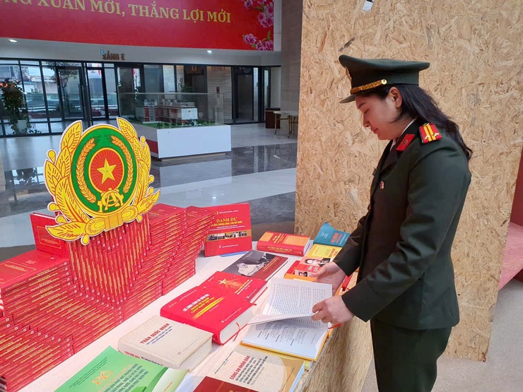 Tuổi trẻ và Phụ nữ Công an xã Nam Phù: Bồi đắp bản lĩnh chính trị, tiếp nối di sản cố Bộ trưởng Trần Quốc Hoàn- Ảnh 4.