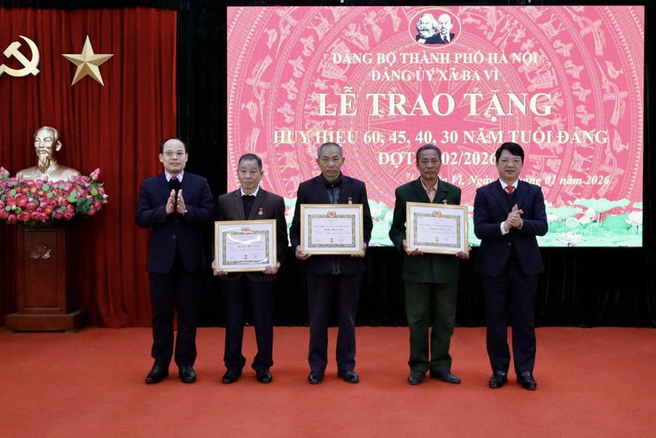 HỘI NGHỊ TRAO TẶNG HUY HIỆU ĐẢNG ĐỢT 3/2/2026 TẠI ĐẢNG BỘ XÃ BA VÌ- Ảnh 3.