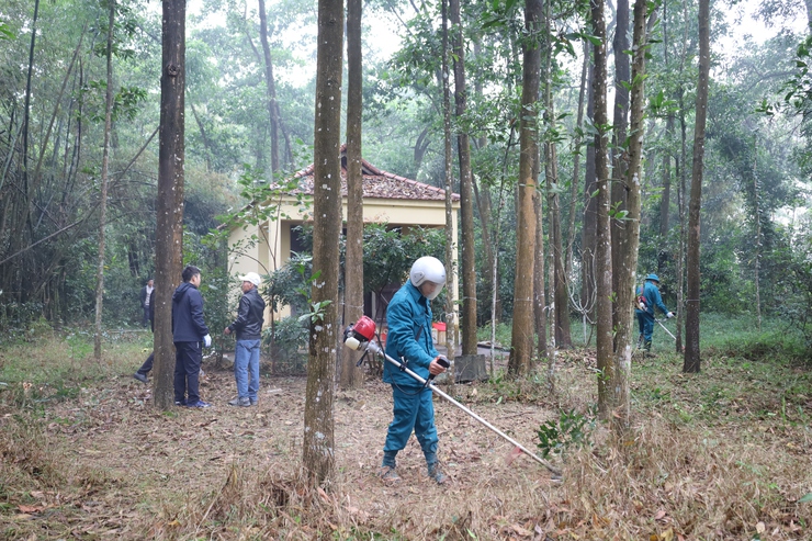 Phường Tùng Thiện tổ chức ra quân tổng vệ sinh môi trường tại khuôn viên Miếu Đượng - Tổ dân phố Kỳ Sơn- Ảnh 1.