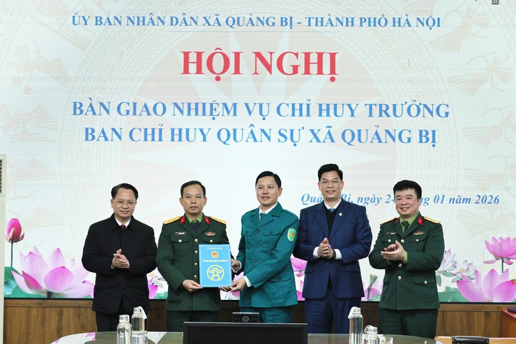 UBND xã Quảng Bị tổ chức hội nghị bàn giao nhiệm vụ Chỉ huy trưởng Ban Chỉ huy Quân sự xã- Ảnh 7.