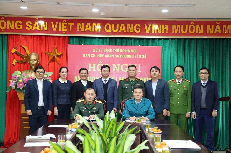 Phường Yên Sở tổ chức hội nghị bàn giao nhiệm vụ Chỉ huy trưởng Ban Chỉ huy Quân sự Phường- Ảnh 2.
