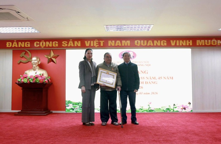 Đảng uỷ phường Dương Nội tổ chức Lễ trao tặng Huy hiệu Đảng đợt 3/2/2026 - Ảnh 2.