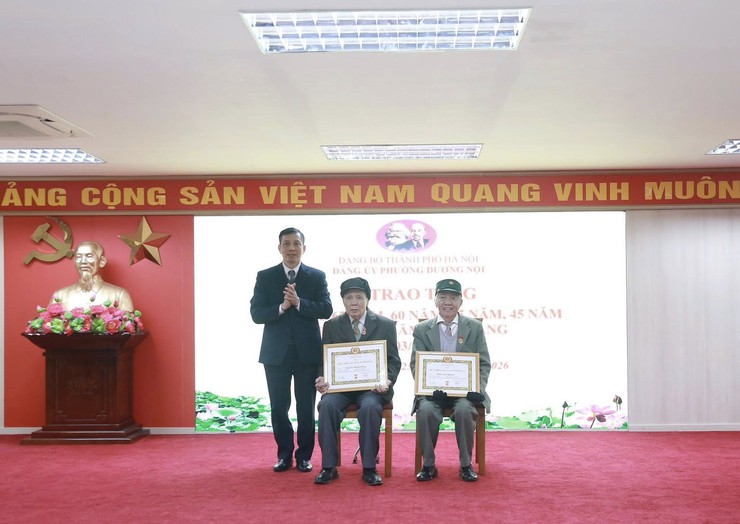 Đảng uỷ phường Dương Nội tổ chức Lễ trao tặng Huy hiệu Đảng đợt 3/2/2026 - Ảnh 3.