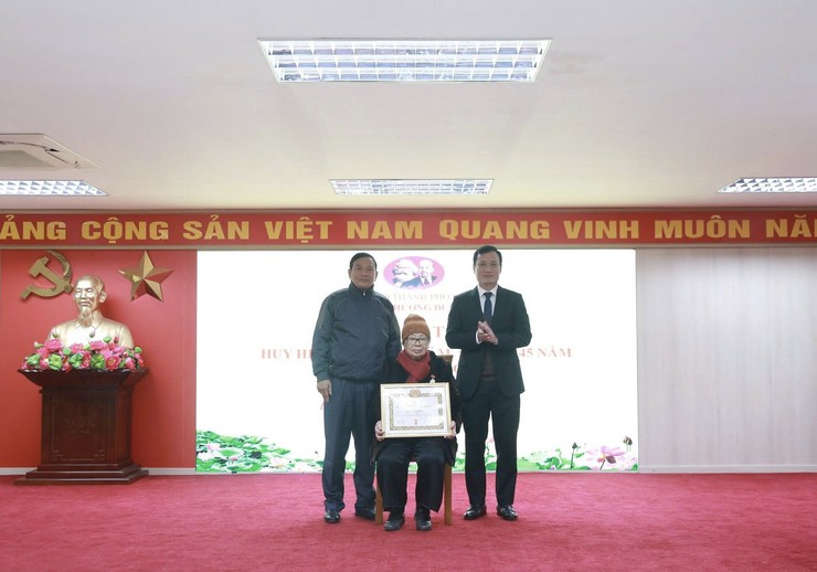 Đảng uỷ phường Dương Nội tổ chức Lễ trao tặng Huy hiệu Đảng đợt 3/2/2026 - Ảnh 4.