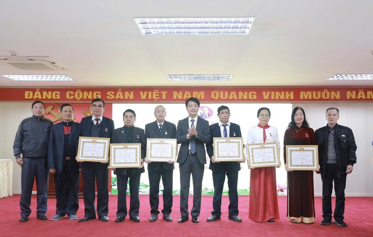 Đảng uỷ phường Dương Nội tổ chức Lễ trao tặng Huy hiệu Đảng đợt 3/2/2026 - Ảnh 5.