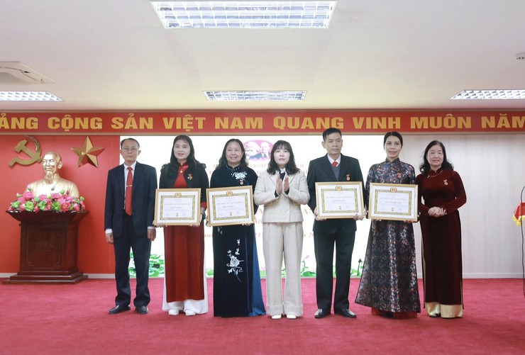 Đảng uỷ phường Dương Nội tổ chức Lễ trao tặng Huy hiệu Đảng đợt 3/2/2026 - Ảnh 6.