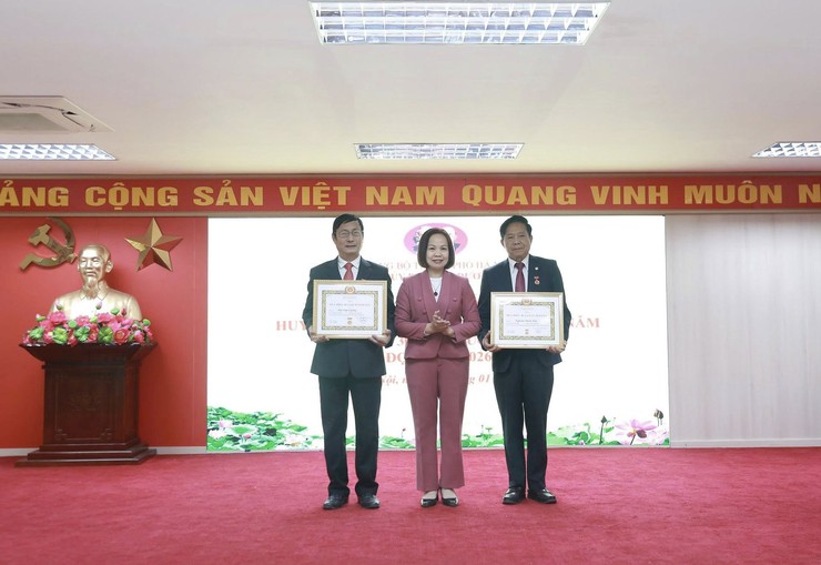 Đảng uỷ phường Dương Nội tổ chức Lễ trao tặng Huy hiệu Đảng đợt 3/2/2026 - Ảnh 7.
