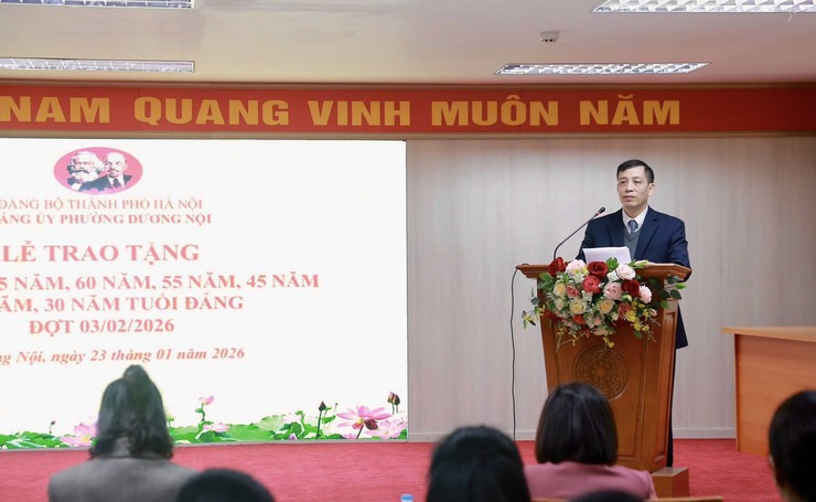 Đảng uỷ phường Dương Nội tổ chức Lễ trao tặng Huy hiệu Đảng đợt 3/2/2026 - Ảnh 1.