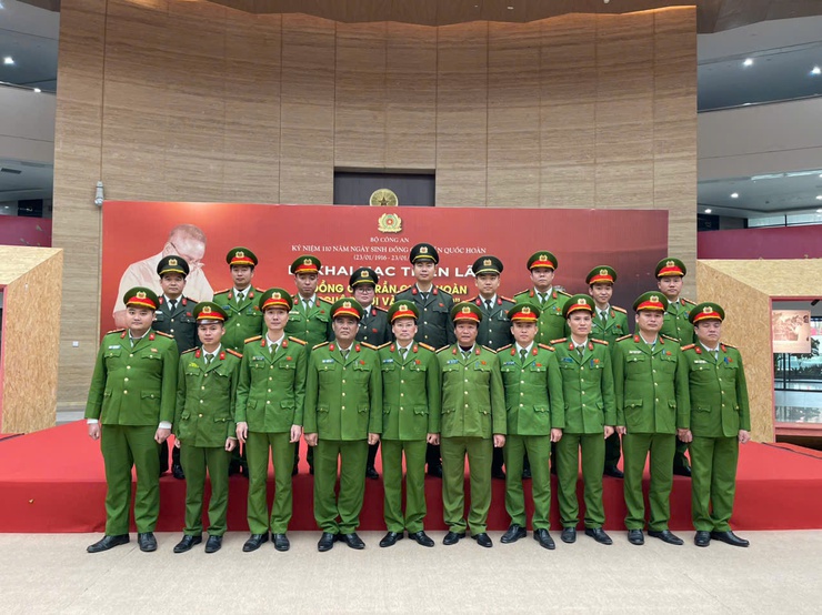 Công an xã Tam Hưng bồi dưỡng lý tưởng cách mạng qua triển lãm kỷ niệm 110 năm Ngày sinh đồng chí Trần Quốc Hoàn- Ảnh 3.