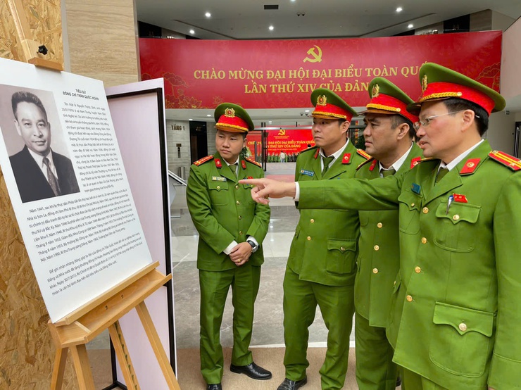 Công an xã Tam Hưng bồi dưỡng lý tưởng cách mạng qua triển lãm kỷ niệm 110 năm Ngày sinh đồng chí Trần Quốc Hoàn- Ảnh 1.