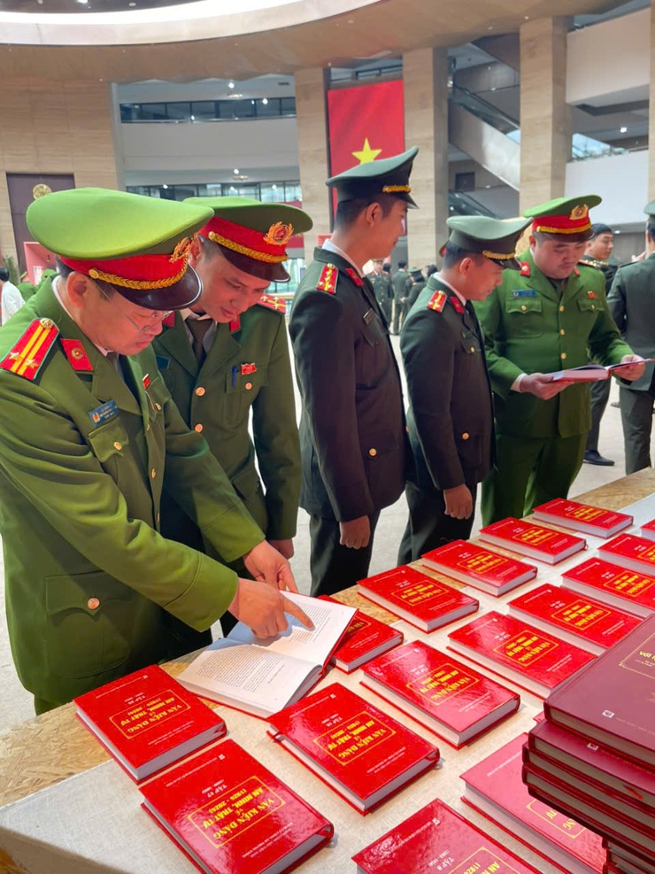 Công an xã Tam Hưng bồi dưỡng lý tưởng cách mạng qua triển lãm kỷ niệm 110 năm Ngày sinh đồng chí Trần Quốc Hoàn- Ảnh 2.