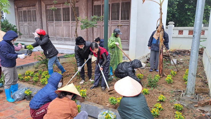 Hội Phụ nữ xã trồng gần 1.000 cây hoa tại Đình Sơn Trung.- Ảnh 2.