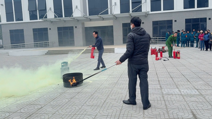 Phường Tương Mai tổ chức hội nghị tuyên truyền, phổ biến kiến thức về  công tác PCCC&CNCH cho lực lượng cán bộ, công chức thuộc Đảng uỷ - HĐND – UBND - UBMTTQ Phường và lực lượng dân quân thường trực.- Ảnh 27.