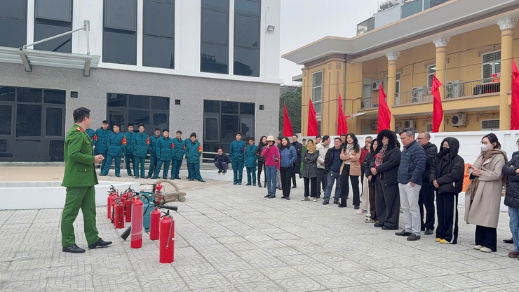 Phường Tương Mai tổ chức hội nghị tuyên truyền, phổ biến kiến thức về  công tác PCCC&CNCH cho lực lượng cán bộ, công chức thuộc Đảng uỷ - HĐND – UBND - UBMTTQ Phường và lực lượng dân quân thường trực.- Ảnh 13.