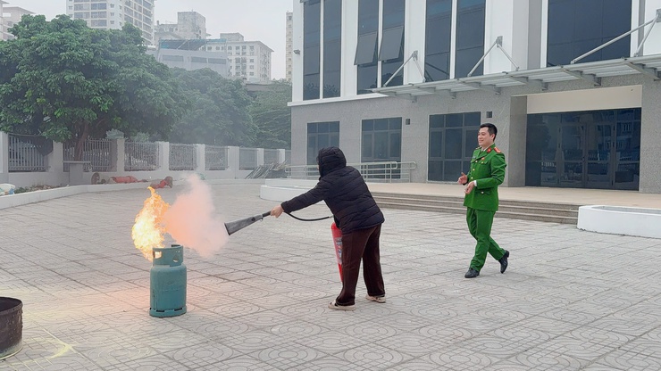 Phường Tương Mai tổ chức hội nghị tuyên truyền, phổ biến kiến thức về  công tác PCCC&CNCH cho lực lượng cán bộ, công chức thuộc Đảng uỷ - HĐND – UBND - UBMTTQ Phường và lực lượng dân quân thường trực.- Ảnh 19.