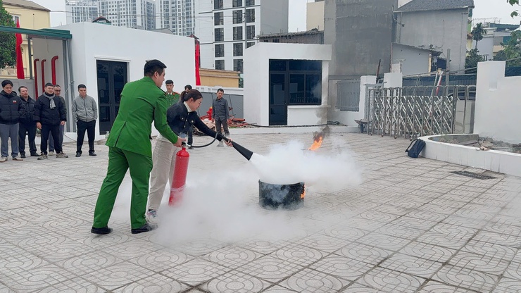 Phường Tương Mai tổ chức hội nghị tuyên truyền, phổ biến kiến thức về  công tác PCCC&CNCH cho lực lượng cán bộ, công chức thuộc Đảng uỷ - HĐND – UBND - UBMTTQ Phường và lực lượng dân quân thường trực.- Ảnh 12.