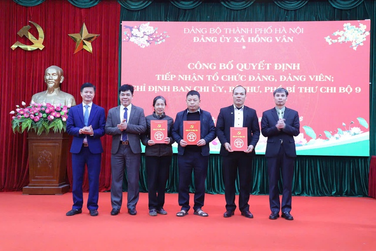 Đảng bộ xã Hồng Vân trao huy hiệu đảng, tuyên dương bí thư chi bộ xuất sắc và công bố Quyết định tiếp nhận tổ chức Đảng - Ảnh 6.