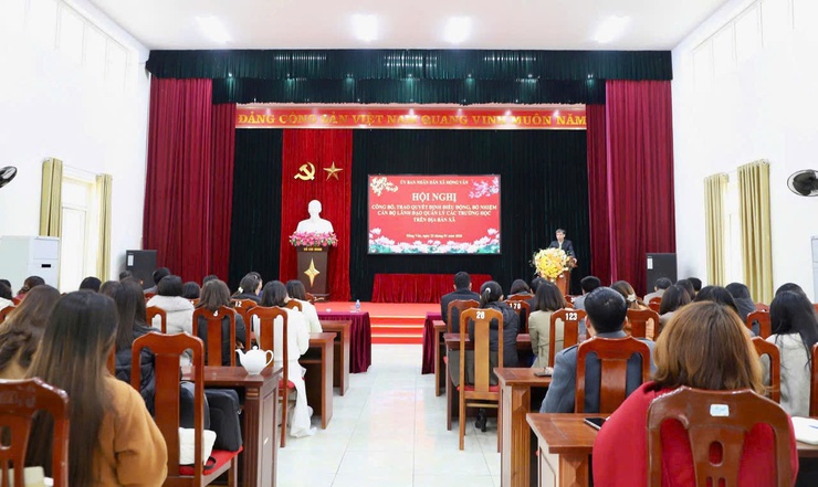 Xã Hồng Vân trao quyết định điều động, luân chuyển, bổ nhiệm hiệu trưởng, phó hiệu trưởng các nhà trường - Ảnh 1.