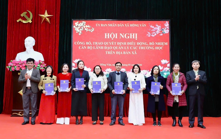 Xã Hồng Vân trao quyết định điều động, luân chuyển, bổ nhiệm hiệu trưởng, phó hiệu trưởng các nhà trường - Ảnh 8.