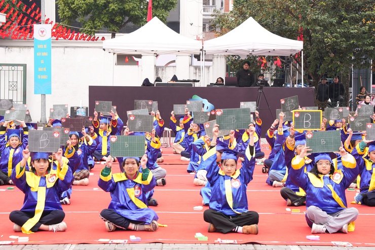 Thiếu nhi Bát Tràng hào hứng tham gia hội thi "Rung chuông vàng" và vẽ tranh chào Xuân- Ảnh 2.