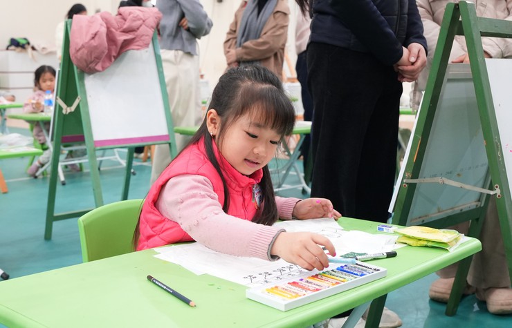 Thiếu nhi Bát Tràng hào hứng tham gia hội thi "Rung chuông vàng" và vẽ tranh chào Xuân- Ảnh 4.