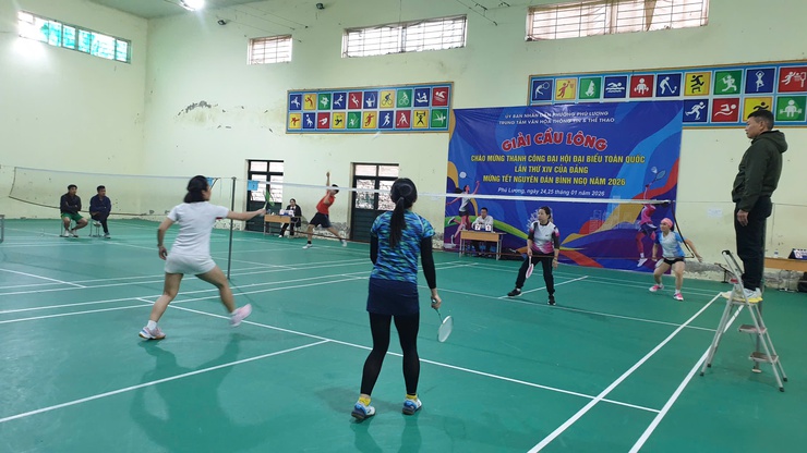 Phường Phú Lương tổ chức giải cầu lông chào mừng thành công Đại hội Đảng lần thứ XIV - Ảnh 1.