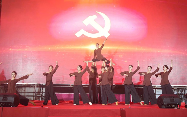 Bát Tràng tổ chức chương trình nghệ thuật "Sáng mãi niềm tin theo Đảng"- Ảnh 2.