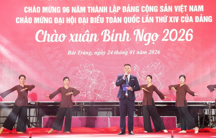 Bát Tràng tổ chức chương trình nghệ thuật "Sáng mãi niềm tin theo Đảng"- Ảnh 1.