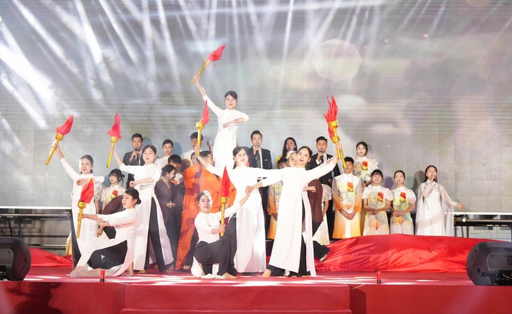 Bát Tràng tổ chức chương trình nghệ thuật "Sáng mãi niềm tin theo Đảng"- Ảnh 3.