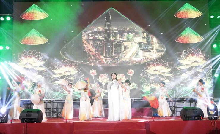 Bát Tràng tổ chức chương trình nghệ thuật "Sáng mãi niềm tin theo Đảng"- Ảnh 4.
