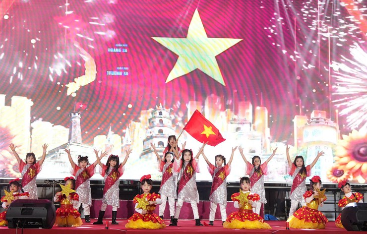 Bát Tràng tổ chức chương trình nghệ thuật "Sáng mãi niềm tin theo Đảng"- Ảnh 5.