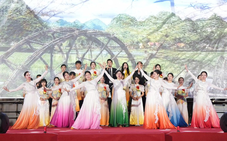 Bát Tràng tổ chức chương trình nghệ thuật "Sáng mãi niềm tin theo Đảng"- Ảnh 7.