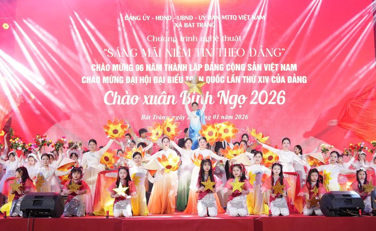 Bát Tràng tổ chức chương trình nghệ thuật "Sáng mãi niềm tin theo Đảng"- Ảnh 8.