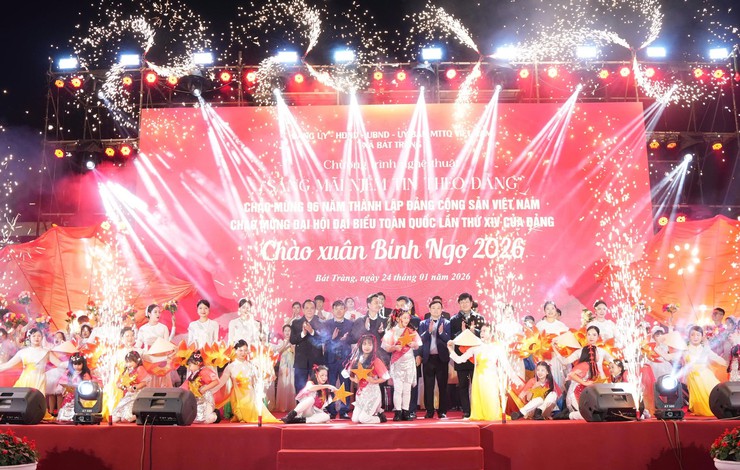 Bát Tràng tổ chức chương trình nghệ thuật "Sáng mãi niềm tin theo Đảng"- Ảnh 9.