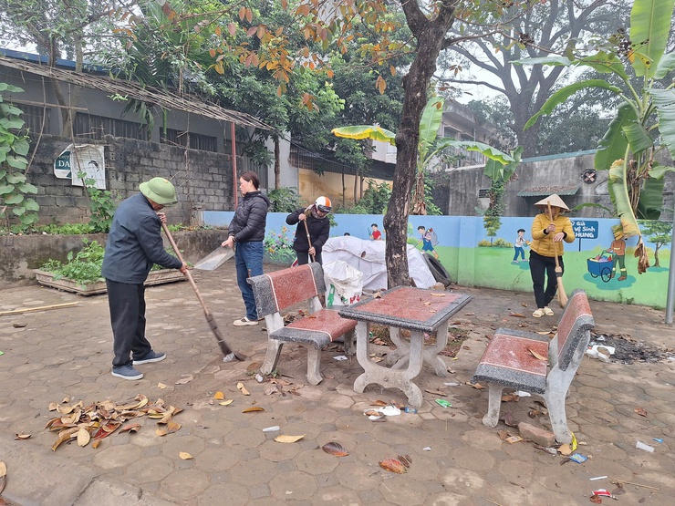 Hội Nông dân xã Phú Nghĩa cụm Đông Phương Yên phối hợp tổ chức tổng vệ sinh “Sáng - Xanh - Sạch - Đẹp”- Ảnh 1.