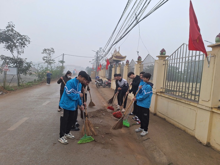 Hội Nông dân xã Phú Nghĩa cụm Đông Phương Yên phối hợp tổ chức tổng vệ sinh “Sáng - Xanh - Sạch - Đẹp”- Ảnh 3.