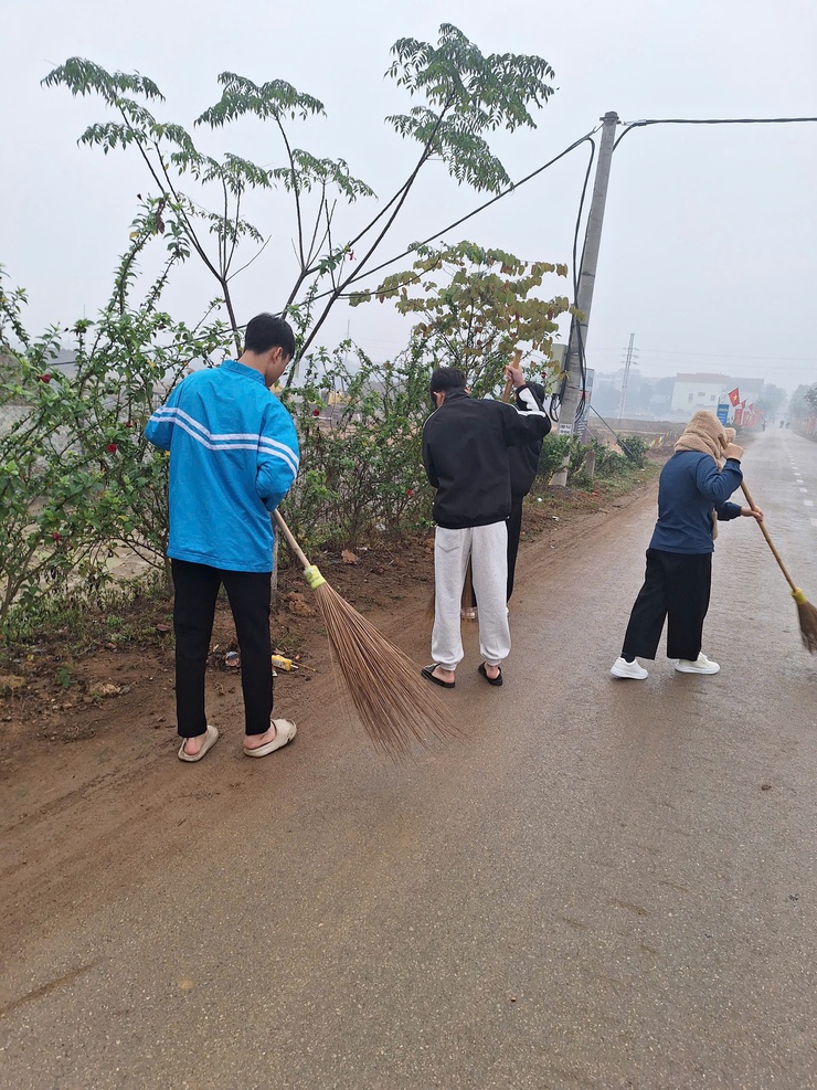 Hội Nông dân xã Phú Nghĩa cụm Đông Phương Yên phối hợp tổ chức tổng vệ sinh “Sáng - Xanh - Sạch - Đẹp”- Ảnh 4.