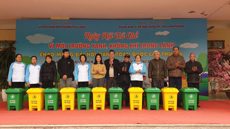 Phường Phú Lương phát động "Ngày hội tái chế - Vì môi trường xanh, không khí trong lành"- Ảnh 4.