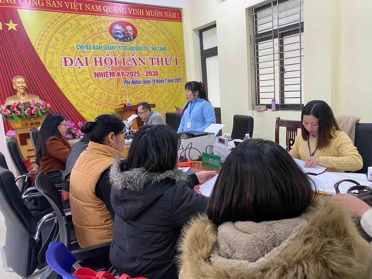 Ngân hàng chính sách xã hội Chương Mỹ tổ chức phiên giao dịch lưu động tại xã Phú Nghĩa- Ảnh 4.