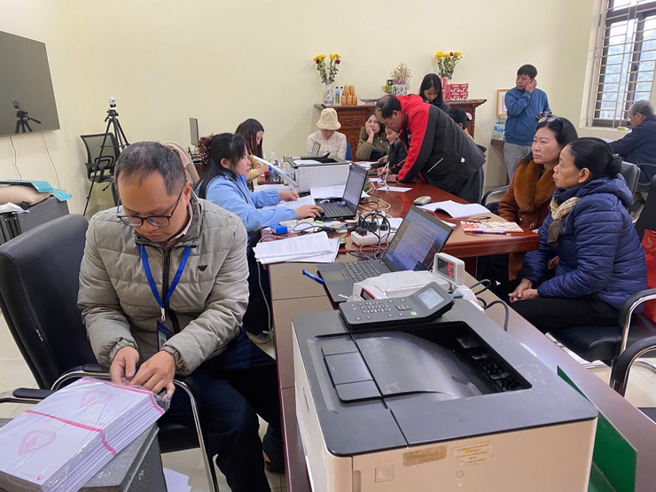 Ngân hàng chính sách xã hội Chương Mỹ tổ chức phiên giao dịch lưu động tại xã Phú Nghĩa- Ảnh 3.