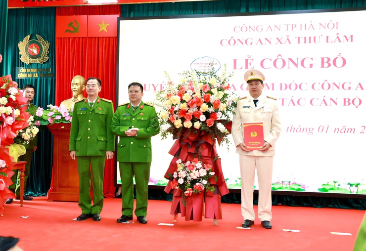 CÔNG AN XÃ THƯ LÂM TỔ CHỨC LỄ CÔNG BỐ QUYẾT ĐỊNH CỦA GIÁM ĐỐC CÔNG AN THÀNH PHỐ HÀ NỘI VỀ CÔNG TÁC CÁN BỘ
- Ảnh 8.