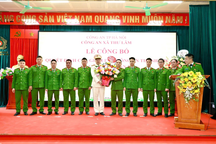 CÔNG AN XÃ THƯ LÂM TỔ CHỨC LỄ CÔNG BỐ QUYẾT ĐỊNH CỦA GIÁM ĐỐC CÔNG AN THÀNH PHỐ HÀ NỘI VỀ CÔNG TÁC CÁN BỘ
- Ảnh 9.